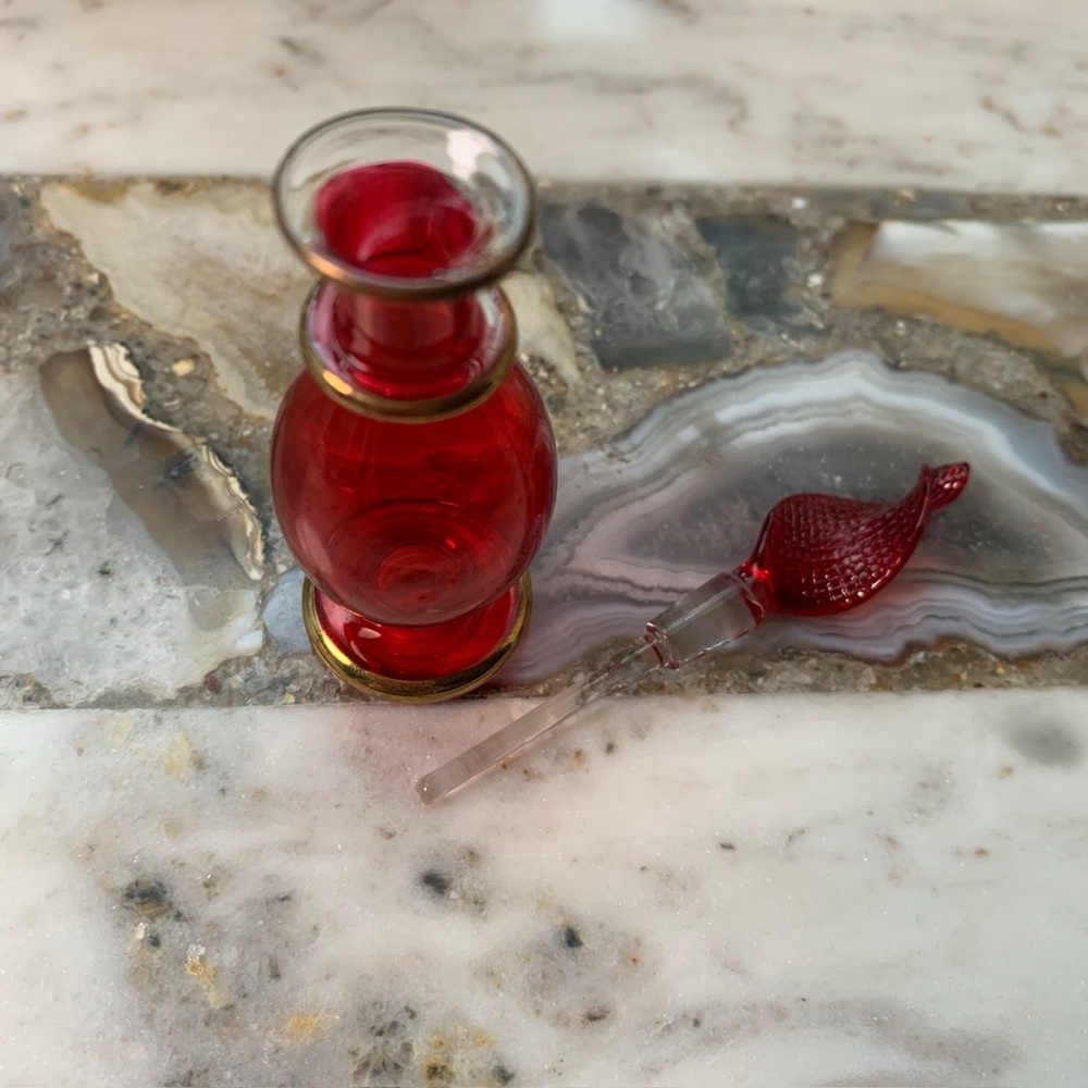 2198 Elegant Red Glass Mini Perfume Bottle - Picture 6 of 7